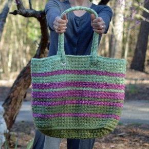 Modern Tote bag crochet pattern in Lion Brand Vanna's Choice. Pattern by Darleen Hopkins