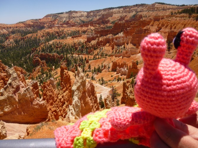 annie-the-alien-enjoying-the-breathtaking-view-of-bryce-canyon