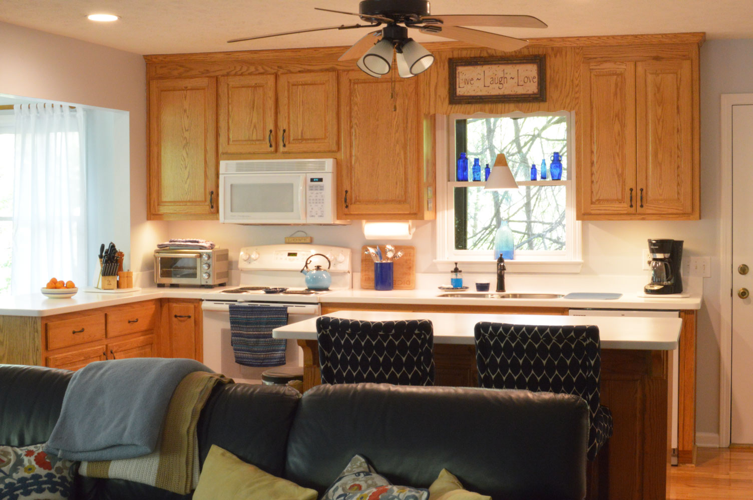 Oak-wood-cabinets-white-countertop-blue-walls-oiled-bronze-fixtures-hardware-kitchen-oak-floors-2
