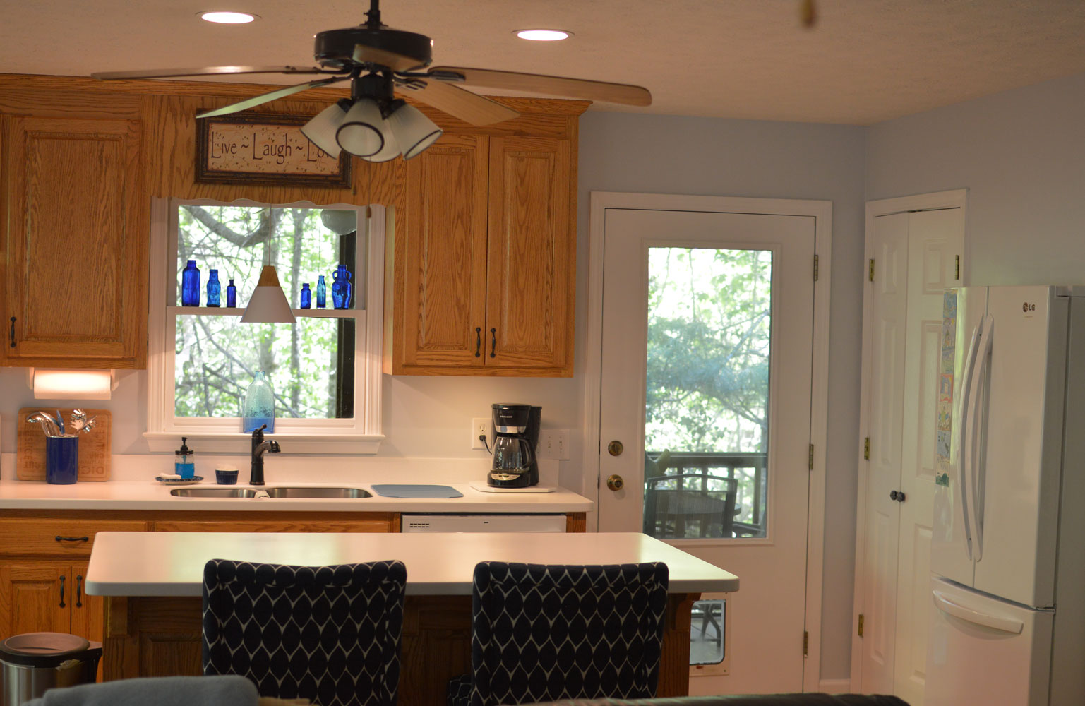 Oak-wood-cabinets-white-countertop-blue-walls-oiled-bronze-fixtures-hardware-kitchen-oak-floors-5